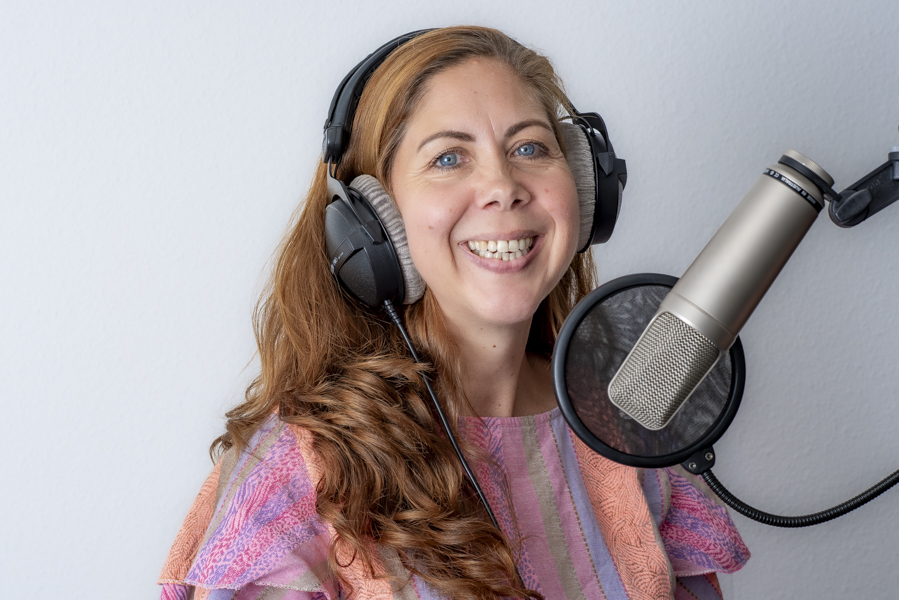 Birgit Slootmans, professionele stemacteur en voice-over, in de studio met koptelefoon en microfoon